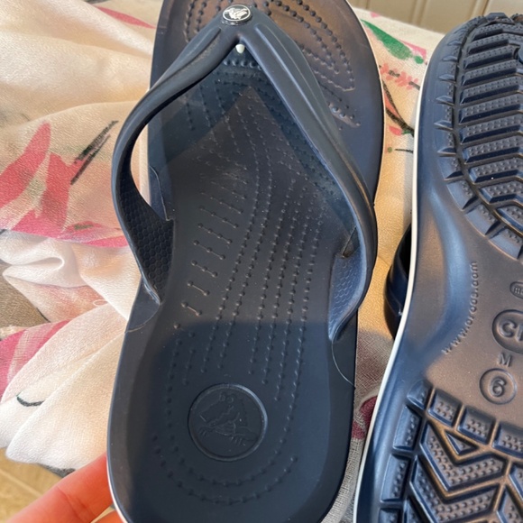 Crocs Crocband Navy Flip Flops Men’s Size 6 Women’s Size 8 BNWT C005 - Picture 3 of 10